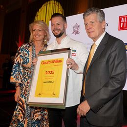 Jan Knedla mit Martina und Karl Hohenlohe