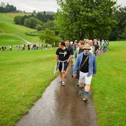 Spitzenkoch Ciccio Sultano führt die Wandergruppe an