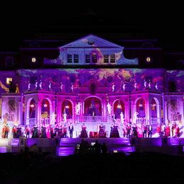 Großartige Kulisse mit beleuchtetem Konzerthaus