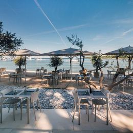 Herrliche gelegener Gastgarten in Novigrad