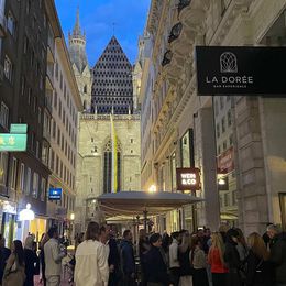 Eröffnung La Dorée, Stephansdom im Hintergrund
