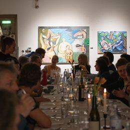 Gemeinsam anstoßen bei Kunst und guter Gesellschaft