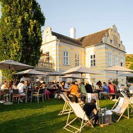 Heurigengenuss vor dem barocken Kellerschlössel