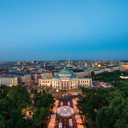 Gastro-Stände und Public Viewing am Rathausplatz
