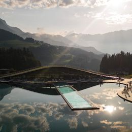 Natur-Badesee mit Infinity-Pool