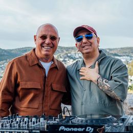 Gastgeber Sahir Erozan mit dem Musiker und DJ Mercan Dede