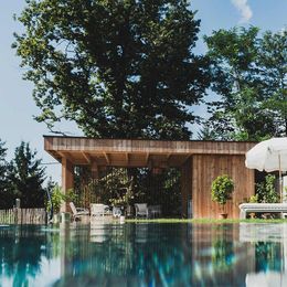 Infinity-Pool mit Außensauna