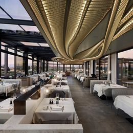 Das Cabrio-Restaurant mit Blick auf den Nachthimmel