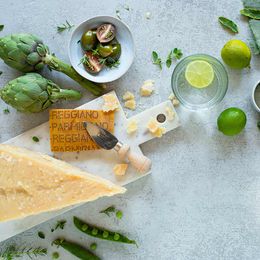 Parmigiano und Früchte des Sommers