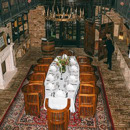 Tafel im Livingstone-Weinkeller