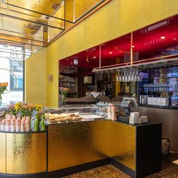 © Bernhard Buzin Vitrine und Bar im Cafetschi