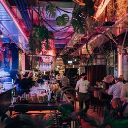 Verspieltes Interieur mit viel Effektlicht