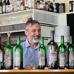 Kurt Feiler mit seinen Schmuckstücken