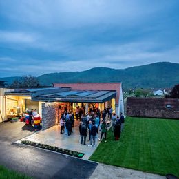 Blick auf die neue Terrasse des Weinguts Gattinger