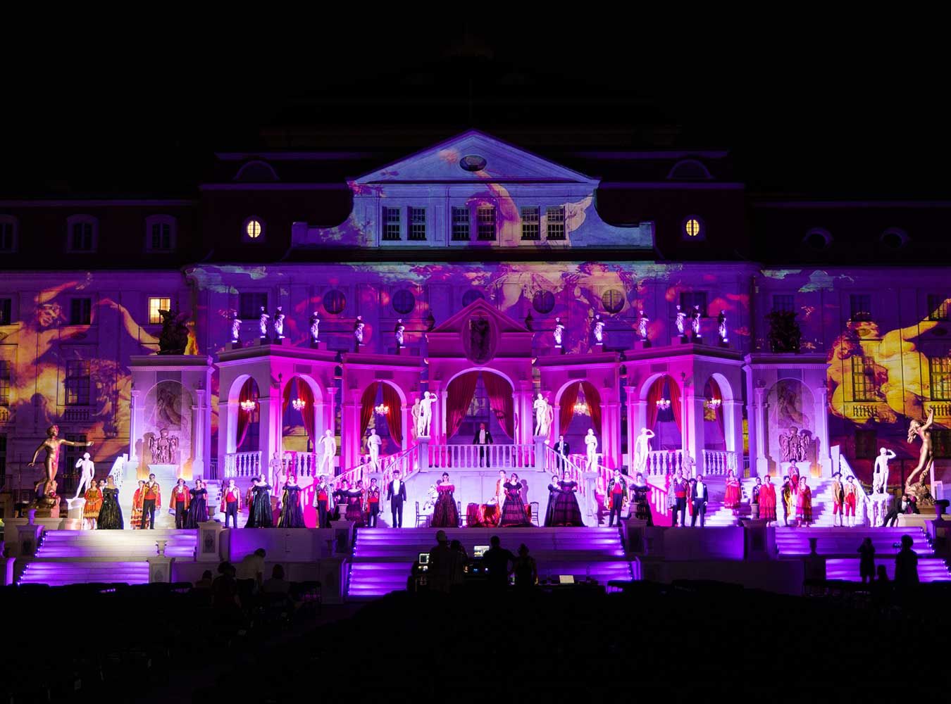 Großartige Kulisse mit beleuchtetem Konzerthaus