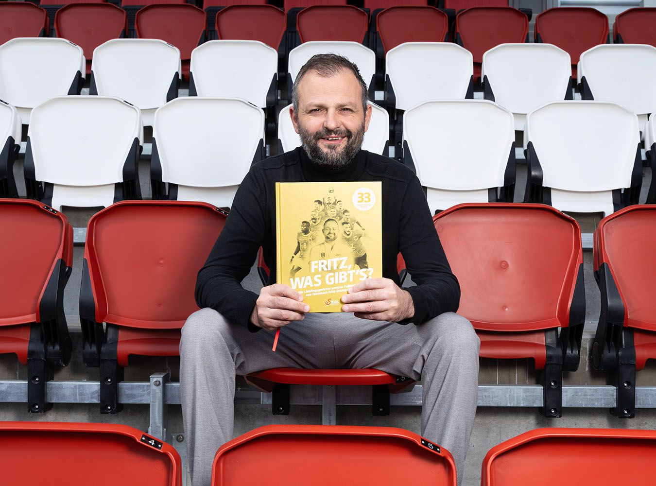 Fritz Gampelhuber mit seinem neuen Kochbuch