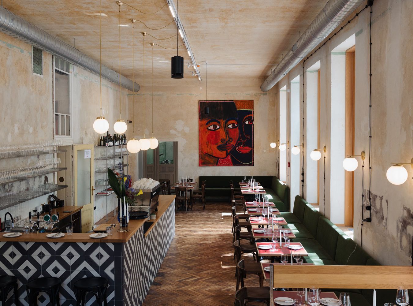 Gastraum mit Kunst und Original-Kugelleuchten