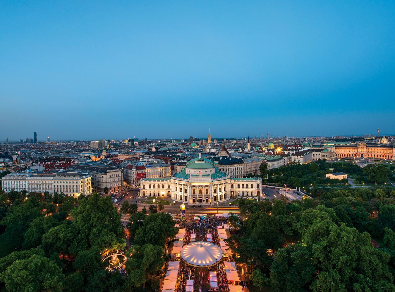 Gastro-Stände und Public Viewing am Rathausplatz