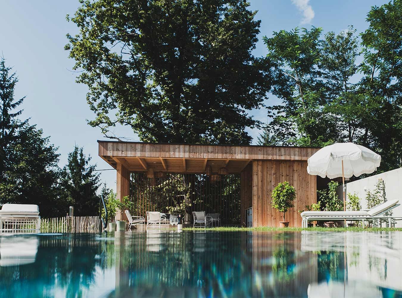 Infinity-Pool mit Außensauna