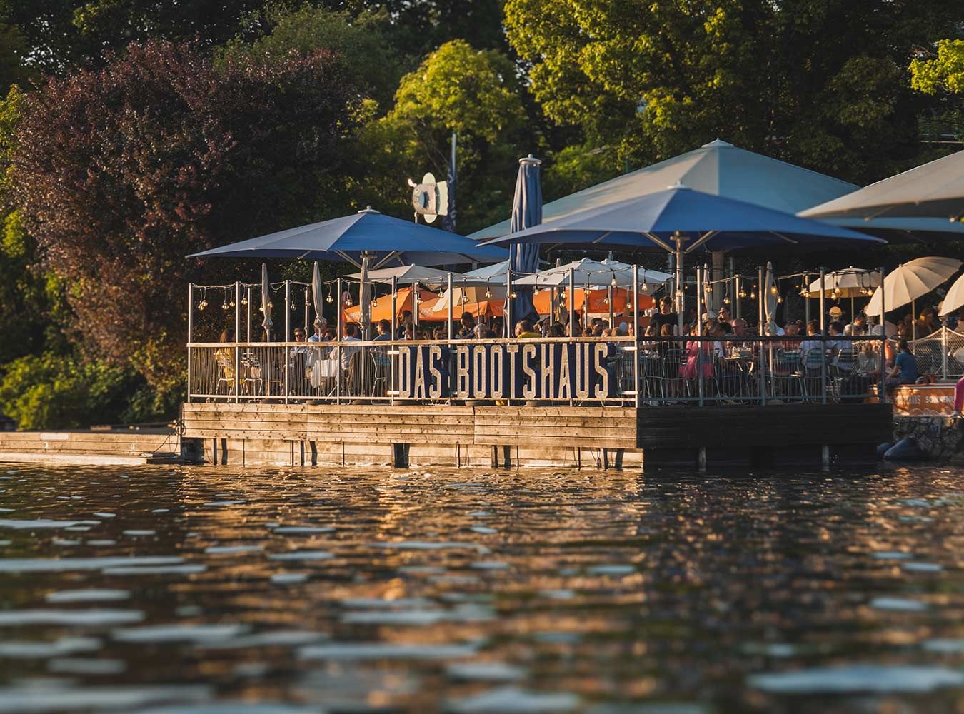 © Landtmann / Das Bootshaus Sommer-Terrasse direkt am Wasser