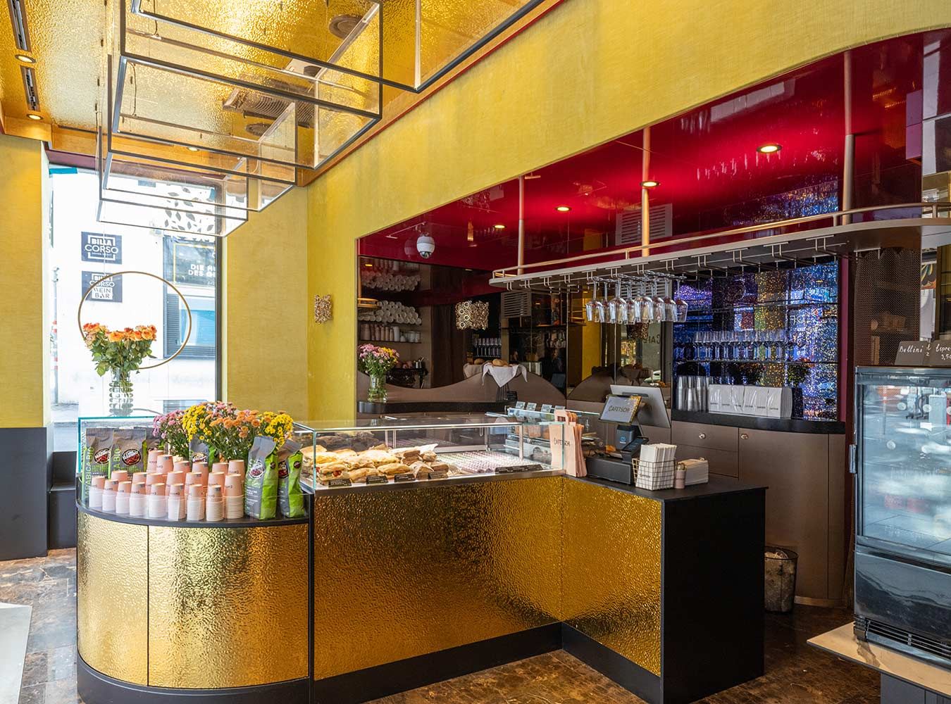 Vitrine und Bar im Cafetschi