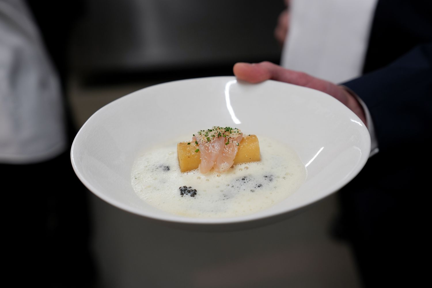 Bluntausaibling, Sud aus Fürstenhof-Molke, braune Butter, Krautsaft, confierter Erdapfel, Grüll-Kaviar