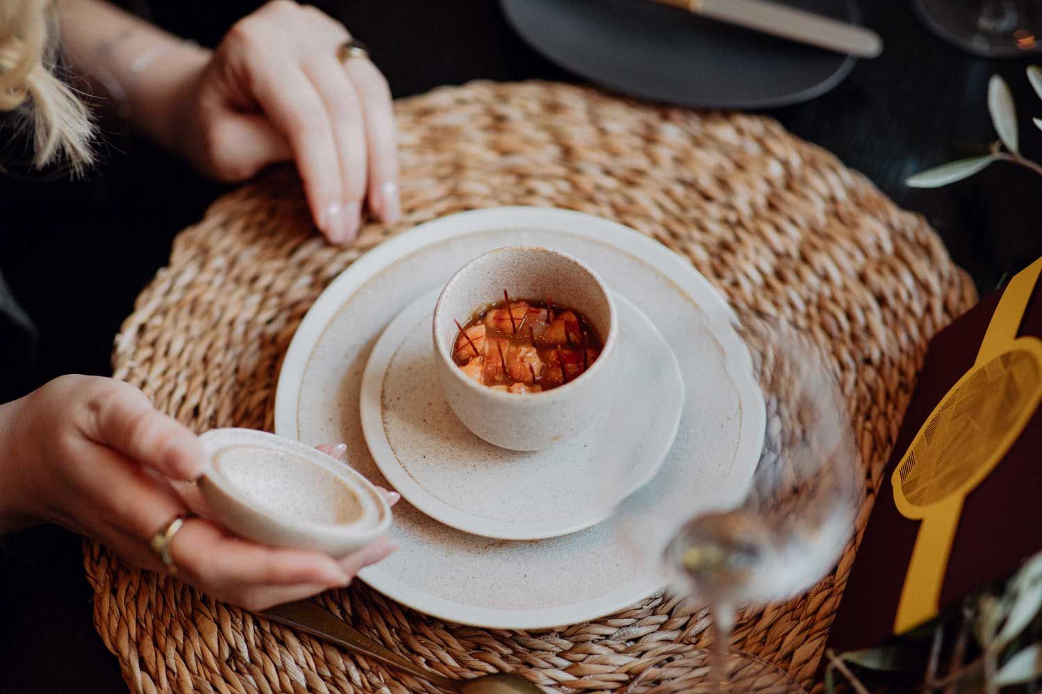 Rote Garnele, Sojamilch, Salzzitrone, Röstzwiebel