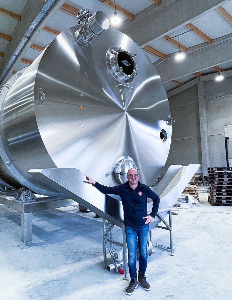 Josef Farthofer vor einer Darr-Trommel