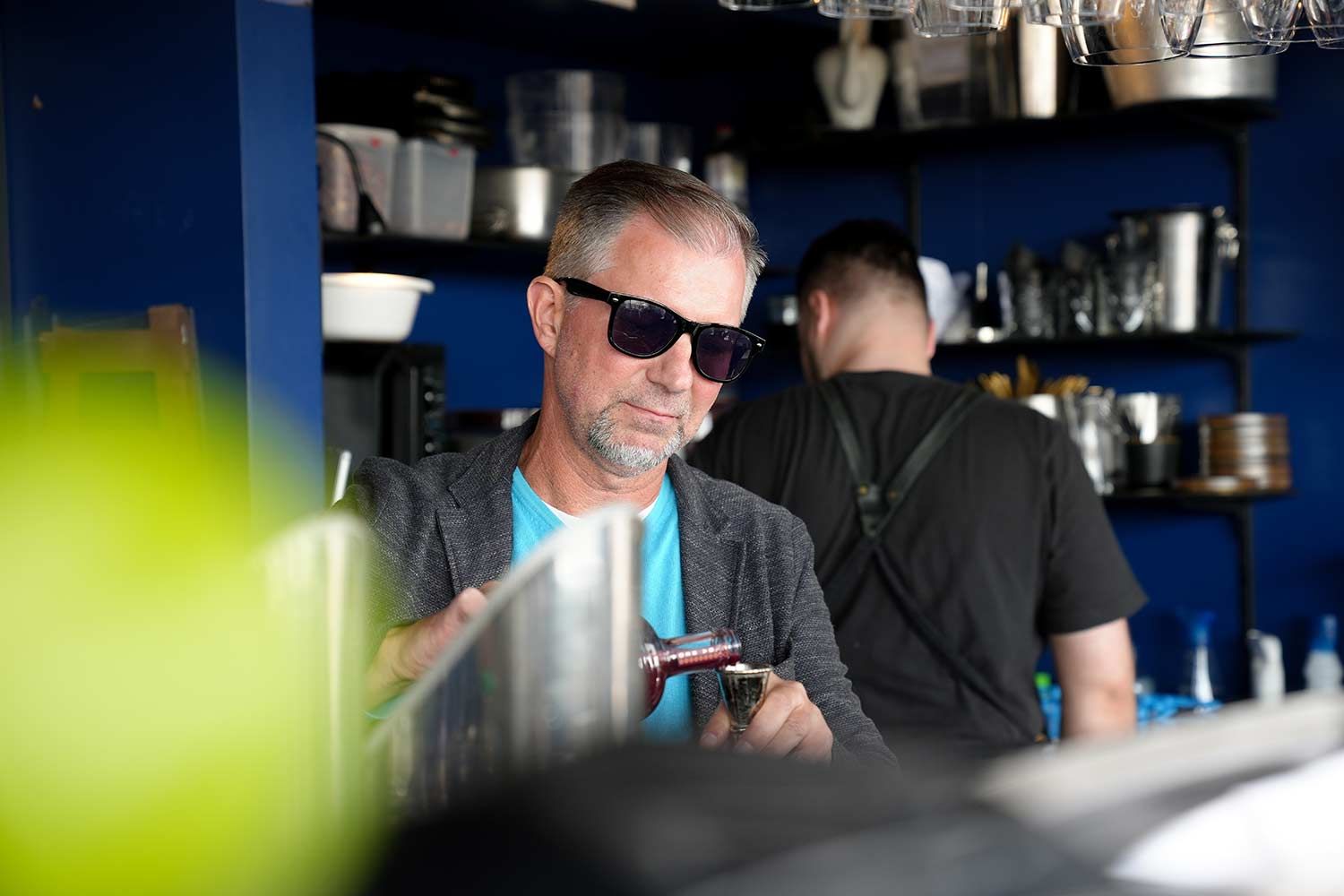 Für die Drinks zuständig: Bernhard Degen