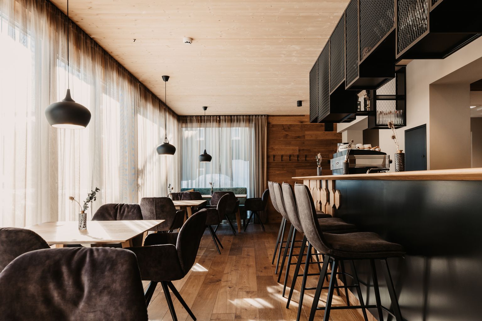 vaMoos Restaurant, Bar & Bistro