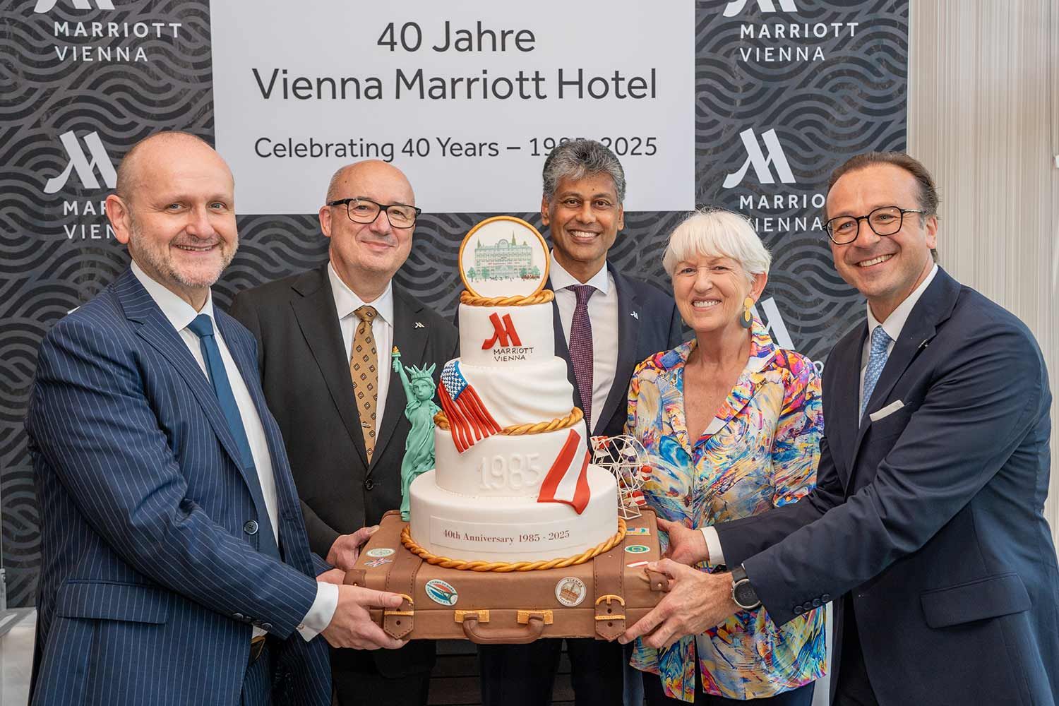 Eine Torte zum Geburtstag, auch wir gratulieren!