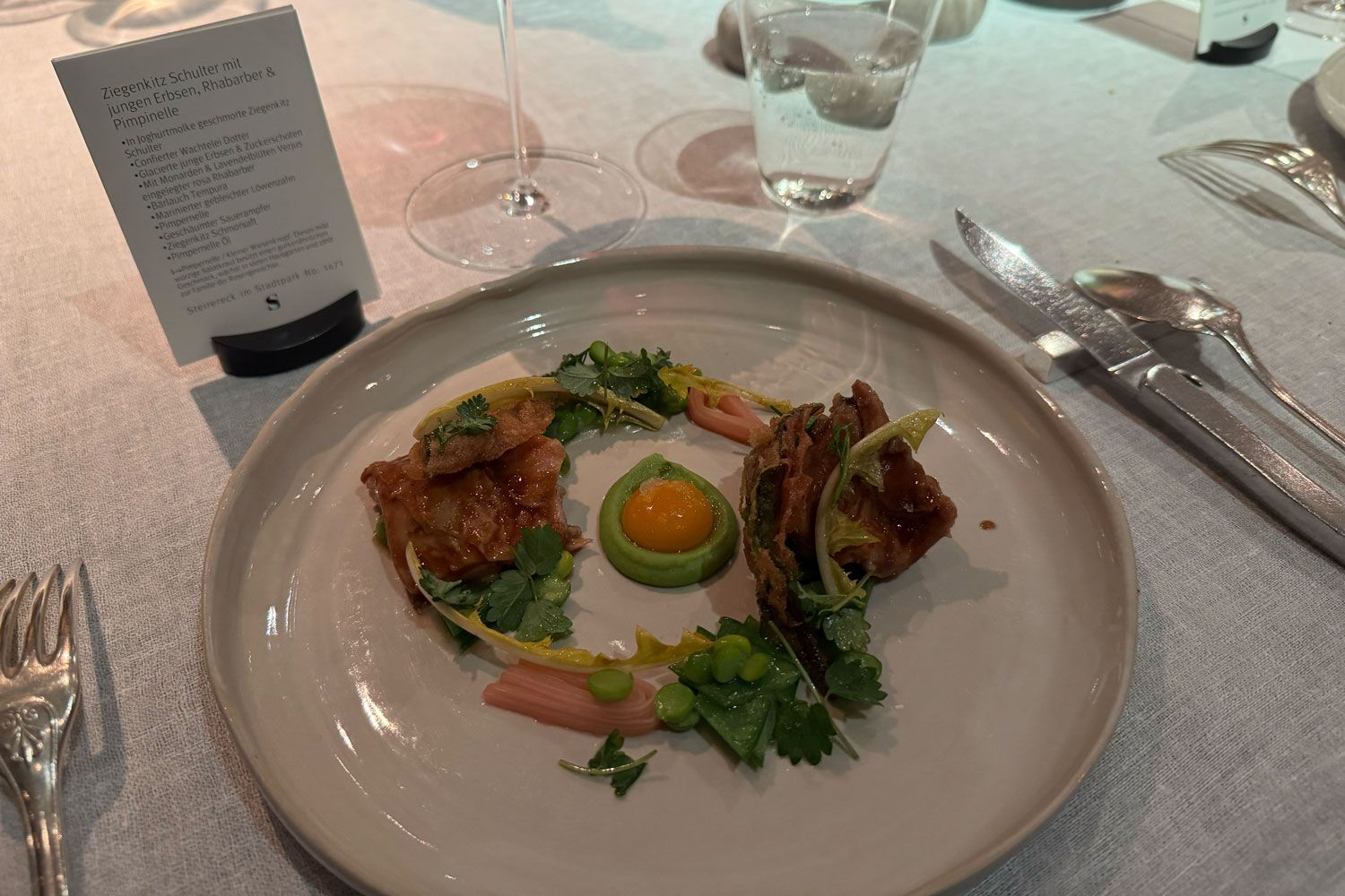 Ziegenkitz Schulter, junge Erbsen & Rhabarber