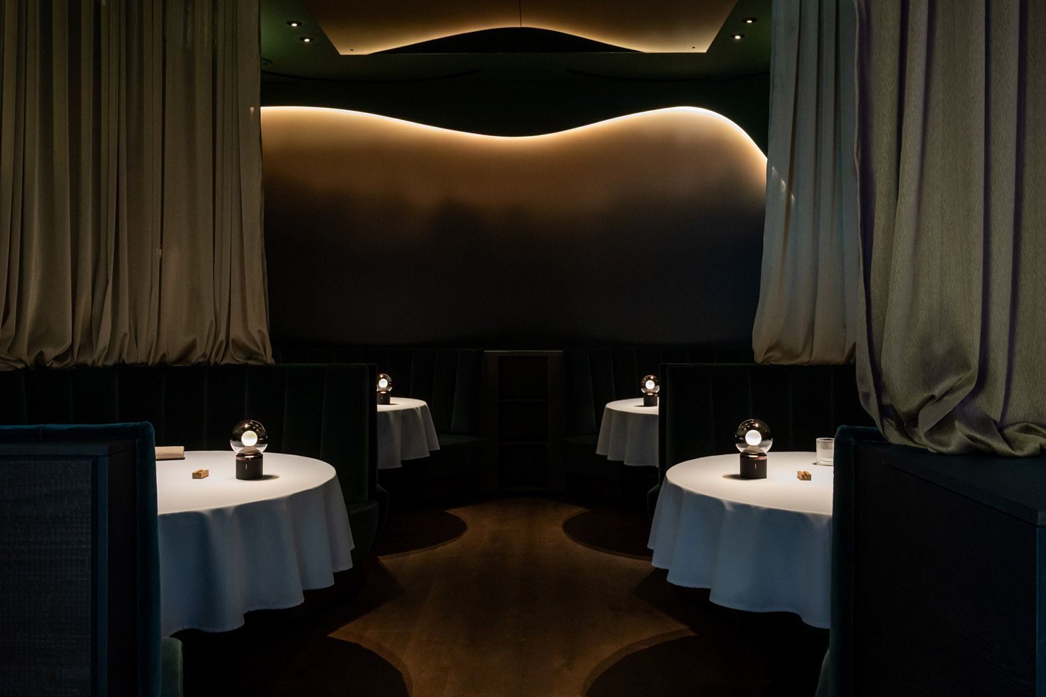 Restaurant mit fünf Tischen