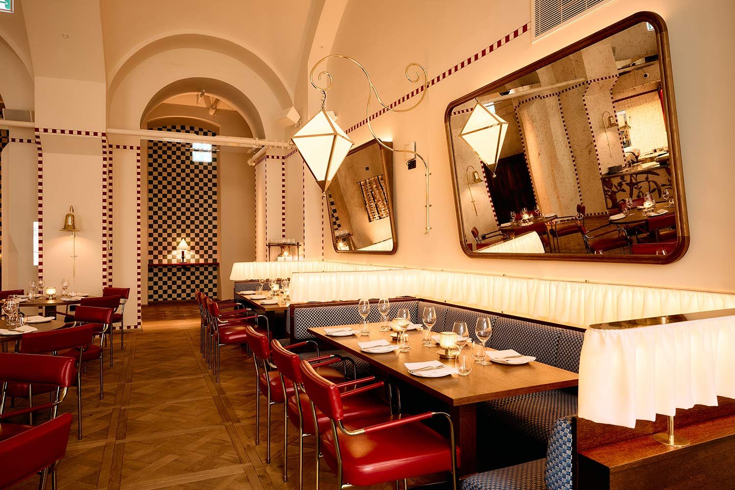 Kaffeehaus-Ambiente mit Messing-Lamperie