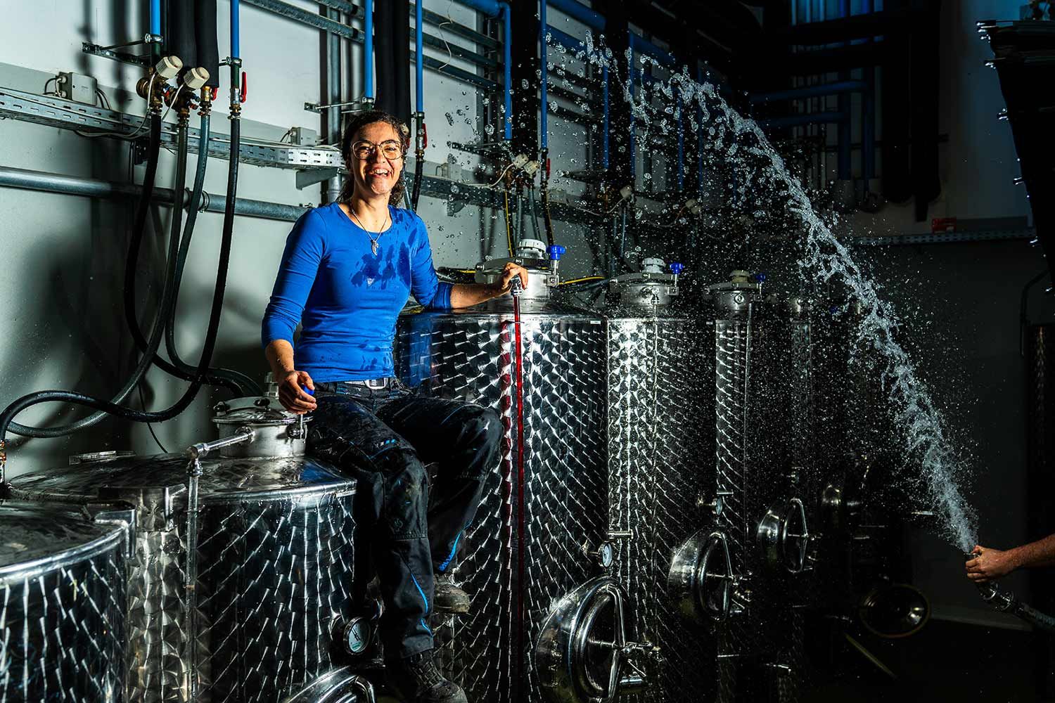 Laura Moser im Weinkeller