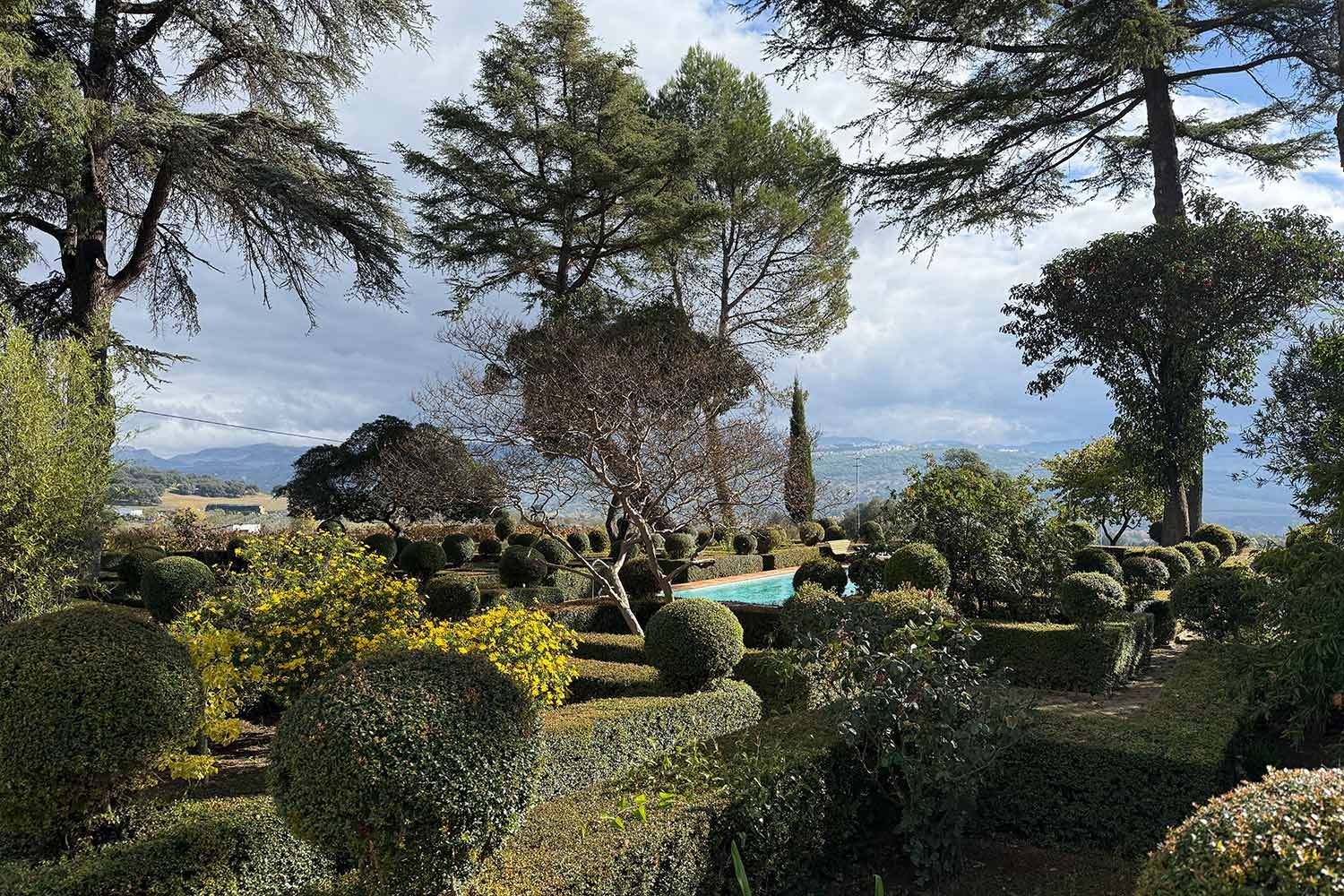 Garten der Bodega F. Schatz mit Ronda im Hintergrund