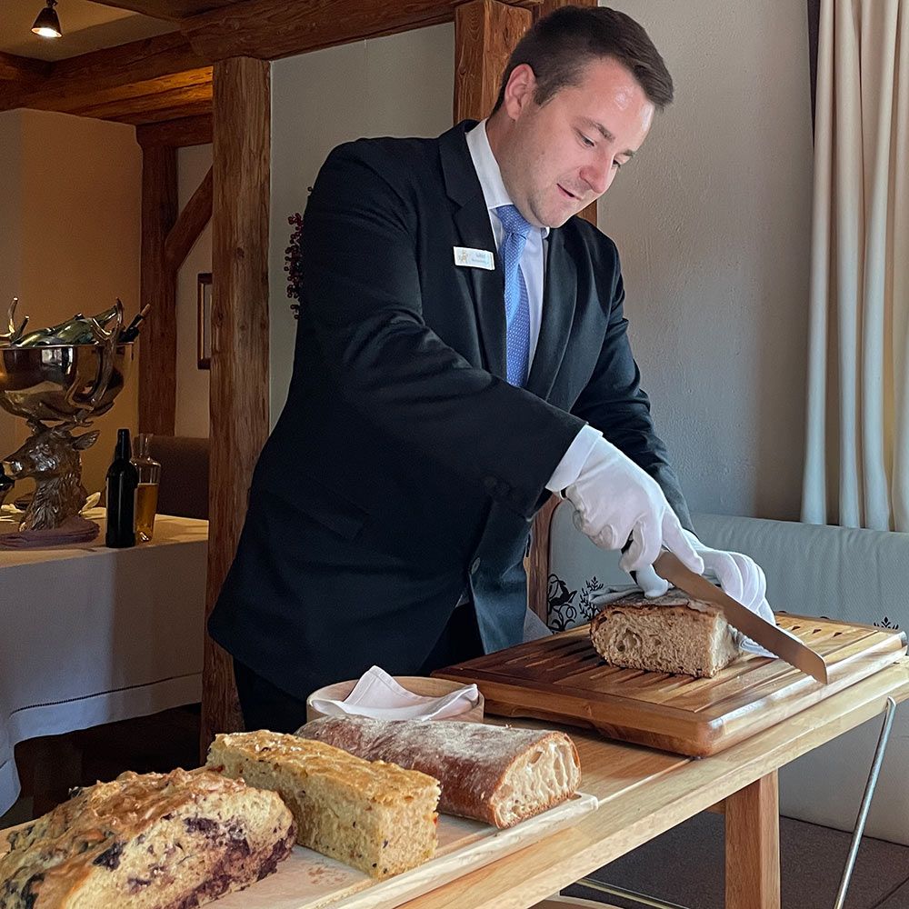 Gastgeber Lukas Pilgramer am Brotwagen