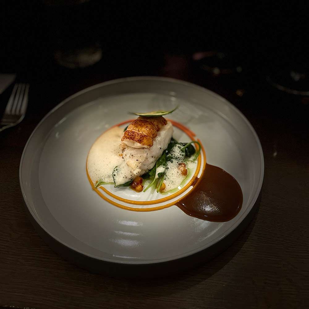 Zander mit Hummer, Spinat, Krustentierjus und Sanddorn