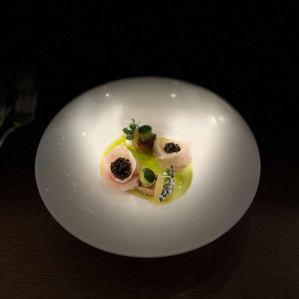 Heimischer Stör mit Foie Gras, Apfel, Gurke, Kren & Wasabi