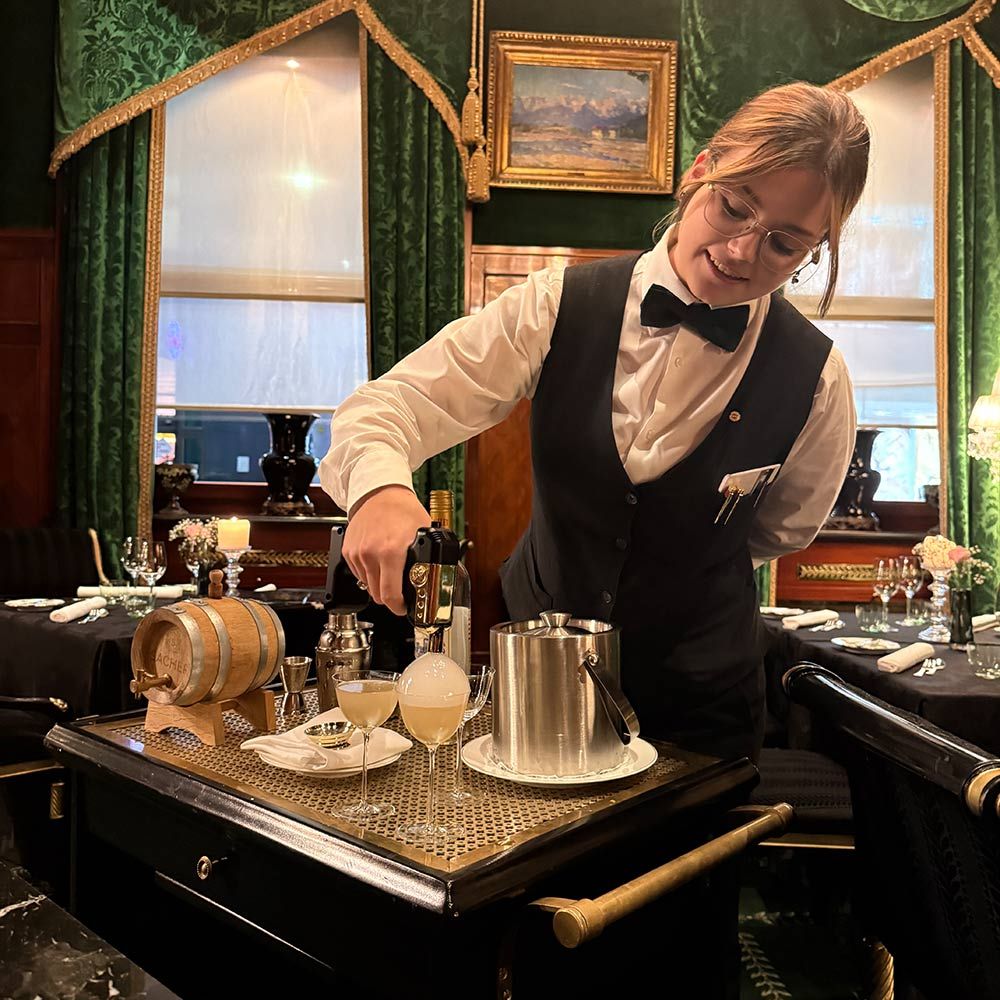 Leonie Lamprecht bereitet den Aperitif am Tisch gekonnt zu