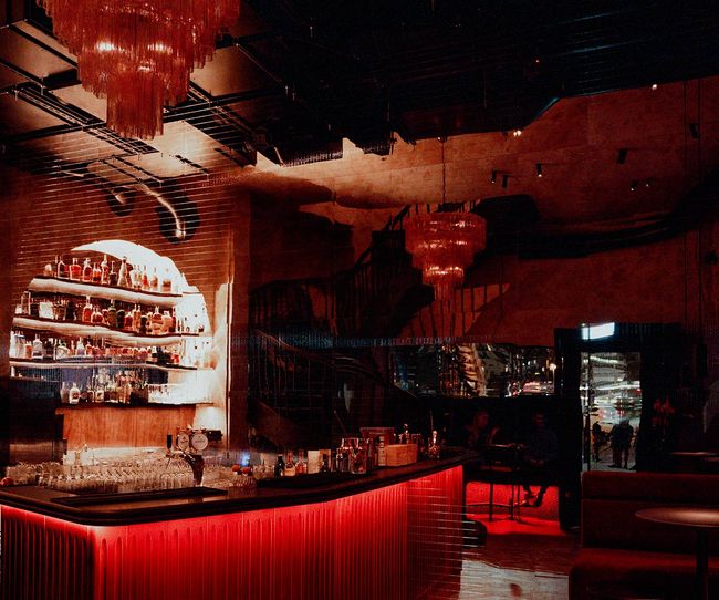 © Eat Butter First Pariser Nachtclub-Ambiente