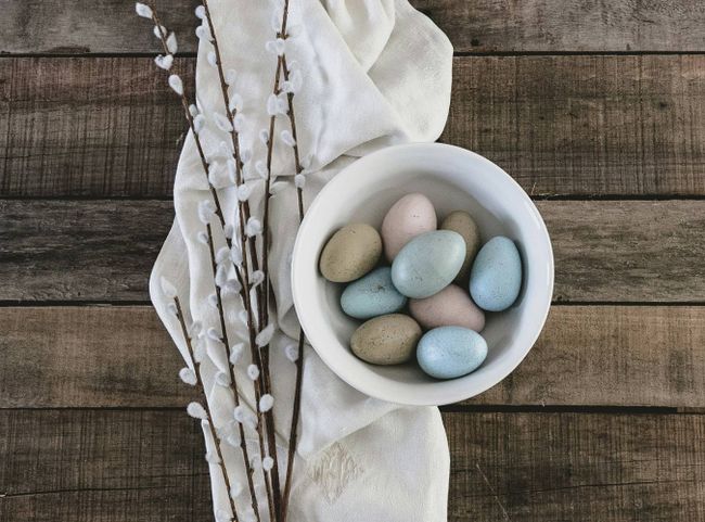 © Debby Hudson Palmzweige und Ostereier