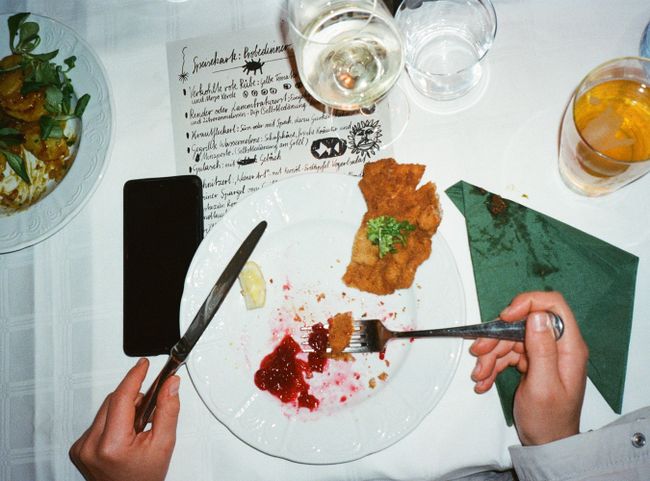 Im „Wirtshaus zum dritten Tage“ steht nicht nur das Schnitzel wieder auf der Karte.
