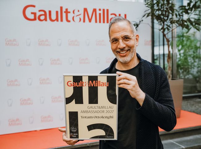Yotam Ottolenghi mit der Urkunde