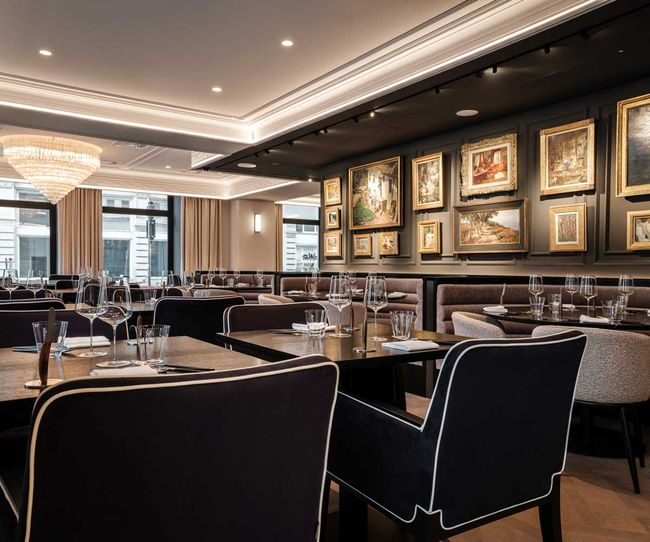 © The Amauris Vienna Das Restaurant mit viel dunklem Interieur und Kunstwerken