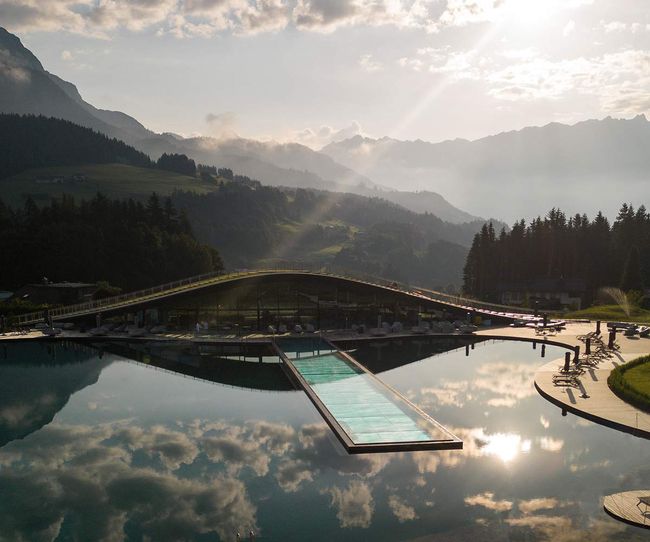 Natur-Badesee mit Infinity-Pool