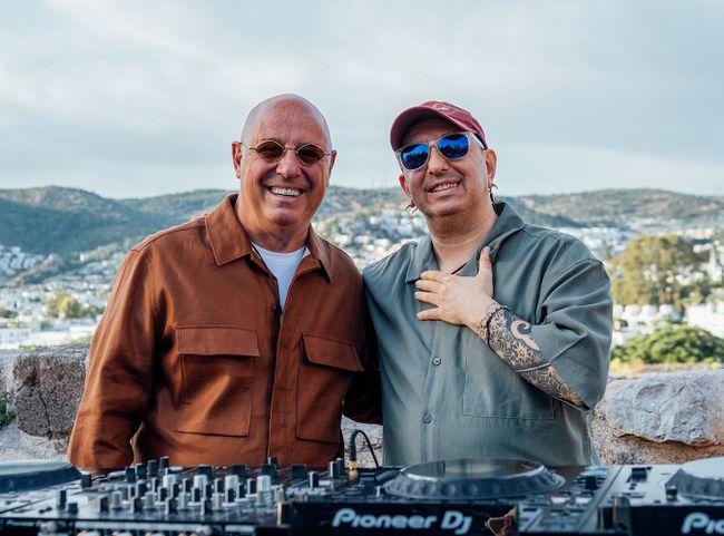 Gastgeber Sahir Erozan mit dem Musiker und DJ Mercan Dede