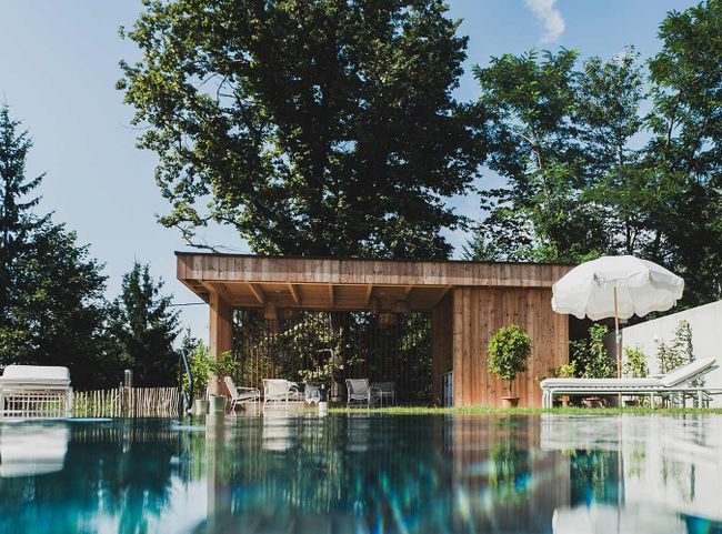 © Georg Kukuvec Infinity-Pool mit Außensauna