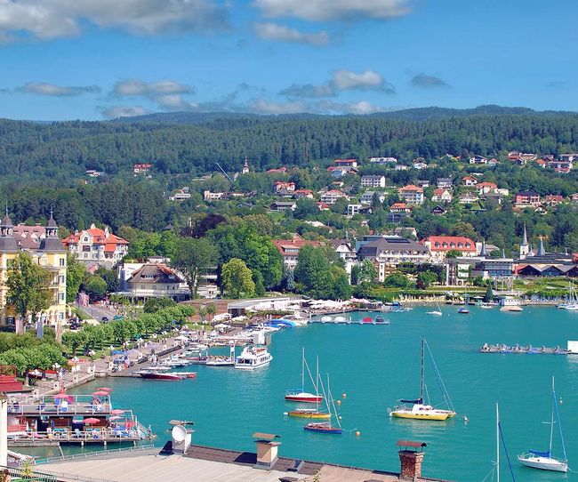 © Shutterstock Blick auf Velden am Wörthersee