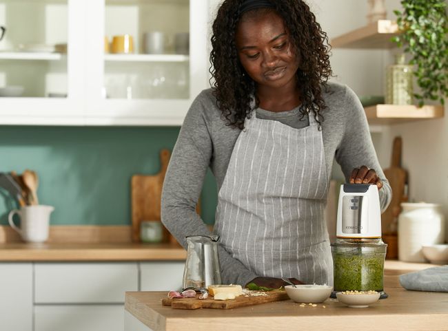 © Kenwood Der Easy Chop Zerkleinerer in Aktion